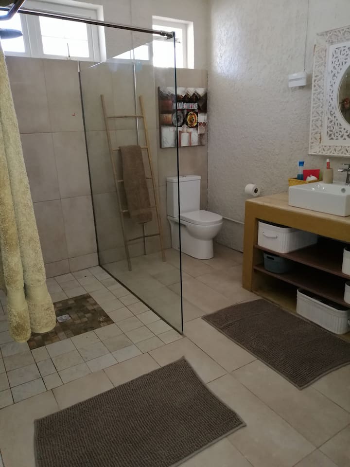 CHILLpill Large ensuite bedroom parking/ocean view