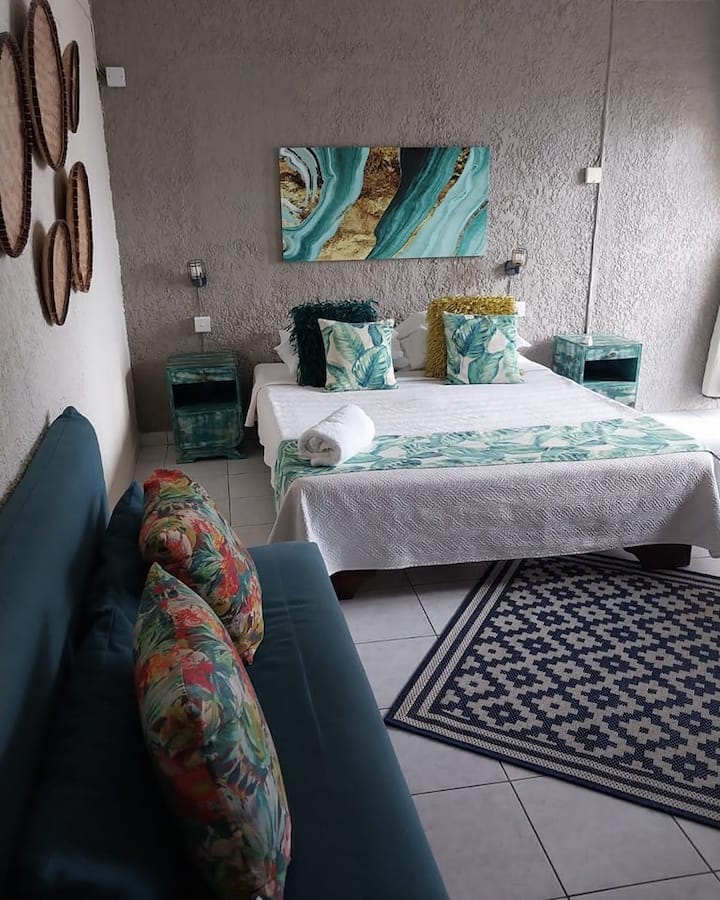CHILLpill Large ensuite bedroom parking/ocean view