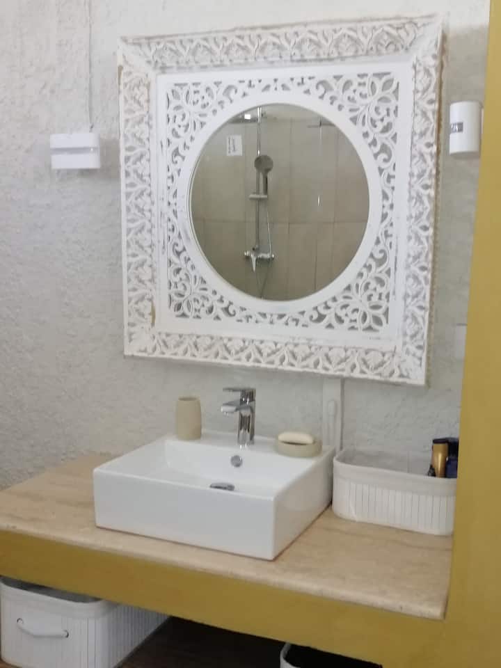 CHILLpill Large ensuite bedroom parking/ocean view