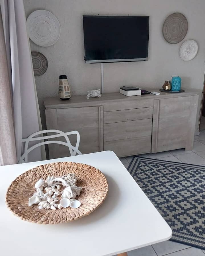 CHILLpill Large ensuite bedroom parking/ocean view