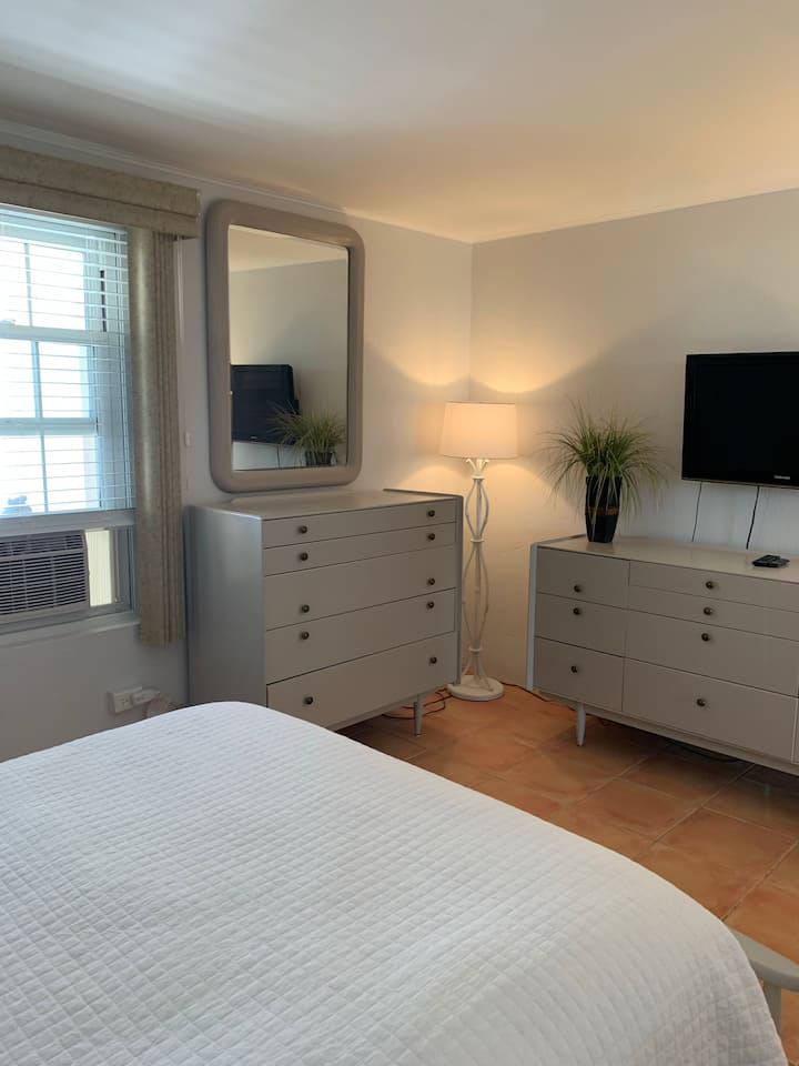 Უამრავი უჯრა თქვენი ტანსაცმლისთვის და კარადაში გასეირნებისთვის. დამატებითი თეთრეულის კარადა ყველა საჭირო თეთრეულითა და პირსახოცებით.