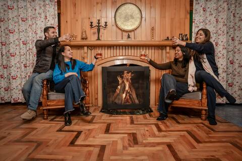 4 BR Serviced Chalet | Fireplace | Mountain View