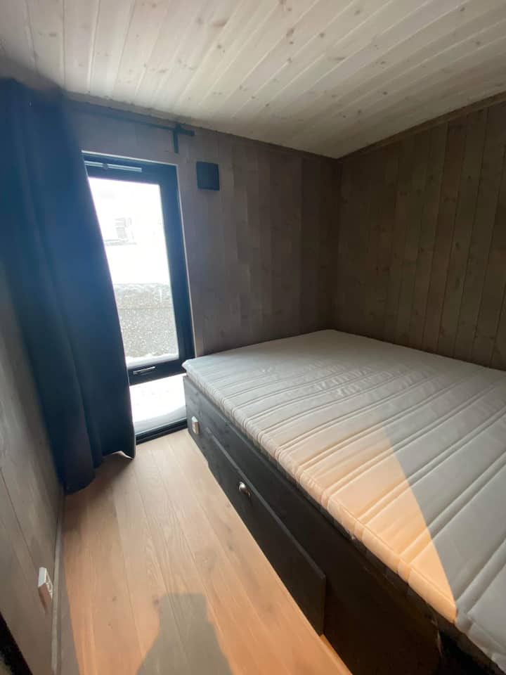 غرفة نوم 2 في الطابق السفلي بسرير 160 سم 