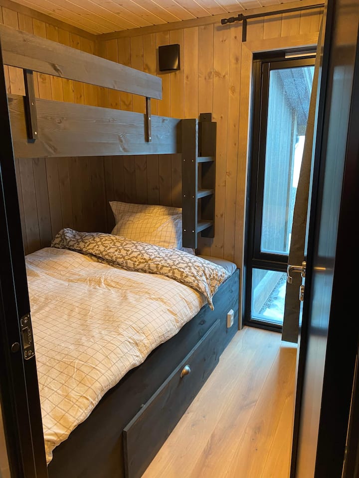 غرفة النوم 1 في الطابق السفلي ، مع 120 سريرًا وسريرًا واحدًا في الطابق العلوي. 