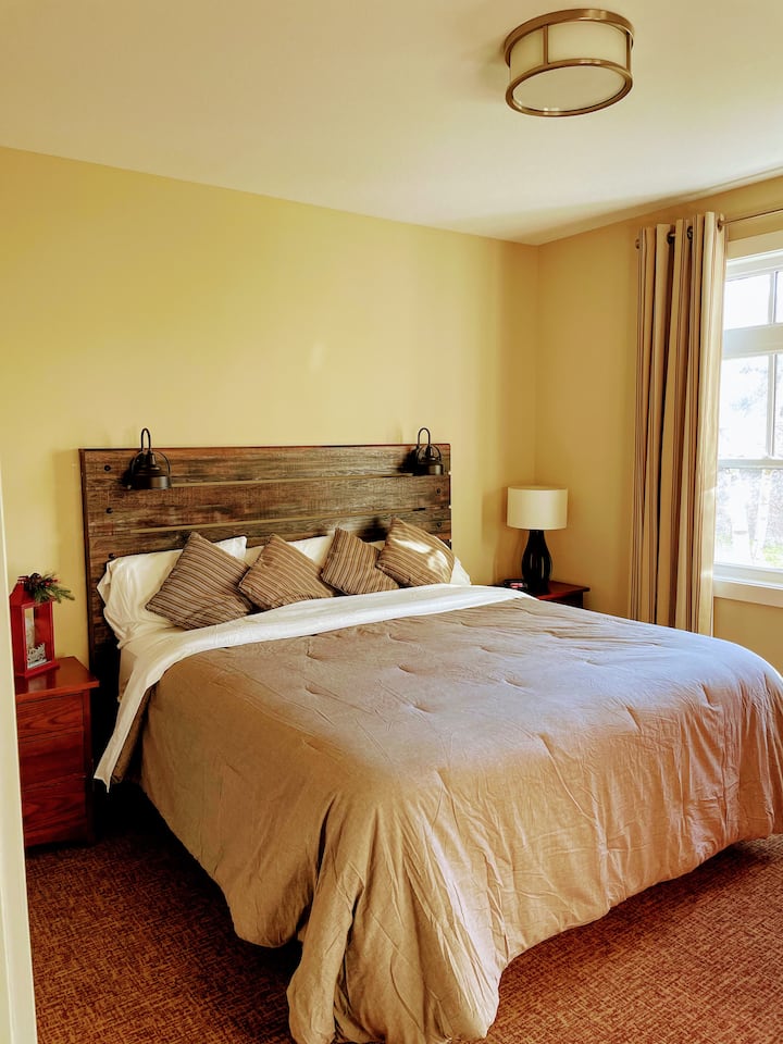 سرير بحجم كبير بإطلالة جميلة على منحدرات التزلج