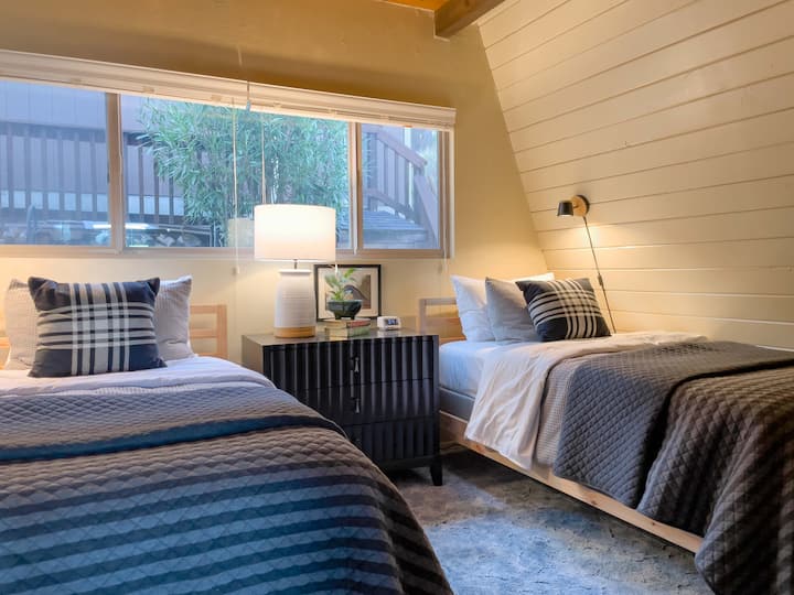 Tercer dormitorio con dos camas individuales, ideal para niños o grupos más grandes.