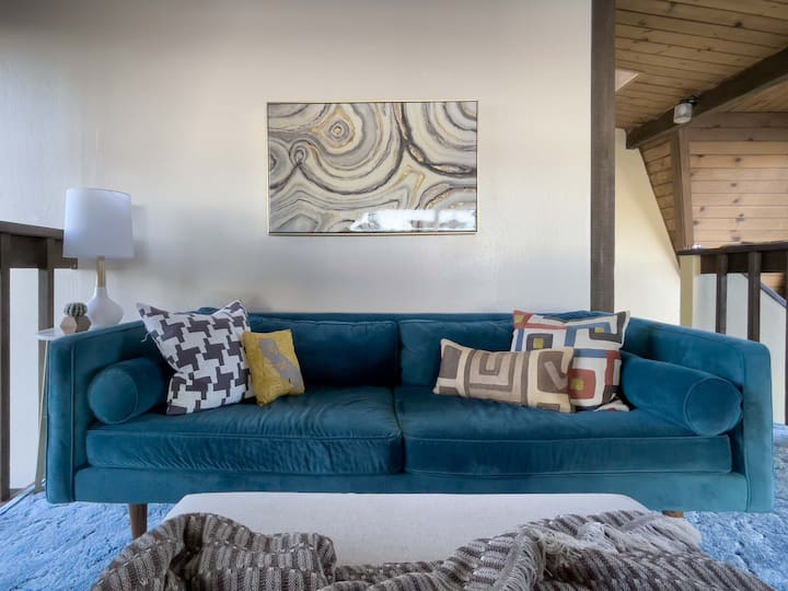 Mientras disfrutas de las horas en el espacio del loft, descansando en el moderno sofá de mediados de siglo.