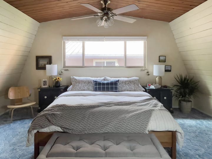 Cálida y acogedora California King en el dormitorio principal.