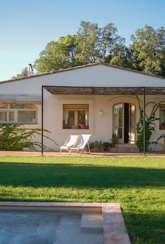 La Solana. Piscina y jardín. Muy cerca de la playa