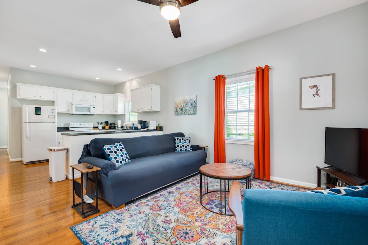 Onze woning heeft een open indeling met overal hardhouten vloeren.