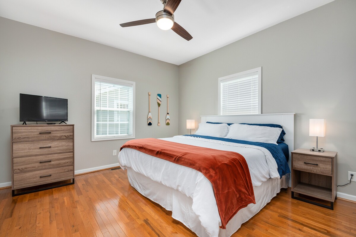 De hoofdslaapkamer heeft een kingsize bed met een smart-tv.