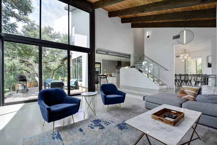 Luxury 6BR: Ping Pong, Foosball, 7 min to Downtown gallery image 5