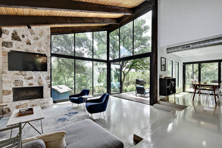 Luxury 6BR: Ping Pong, Foosball, 7 min to Downtown gallery image 4