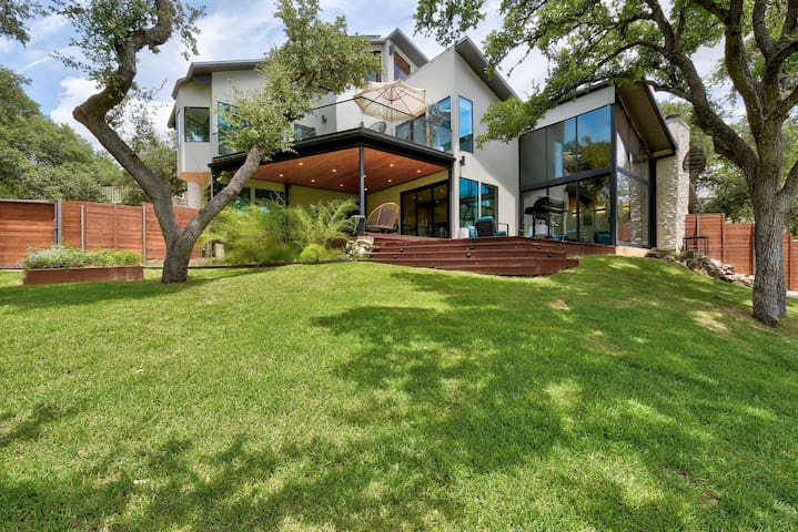 Luxury 6BR: Ping Pong, Foosball, 7 min to Downtown gallery image 2