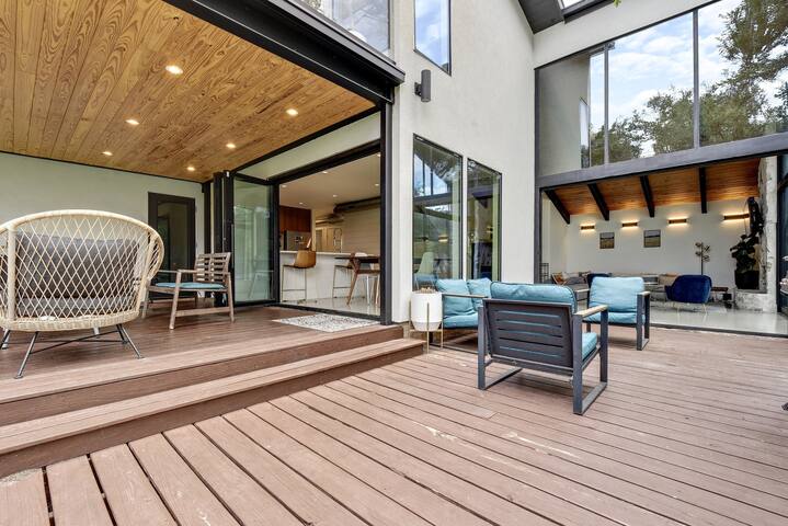 Luxury 6BR: Ping Pong, Foosball, 7 min to Downtown gallery image 3