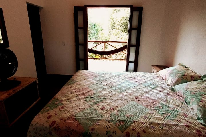 Suite con cama tamaño queen con colchón de primavera súper cómodo, con balcón con vistas al bosque
