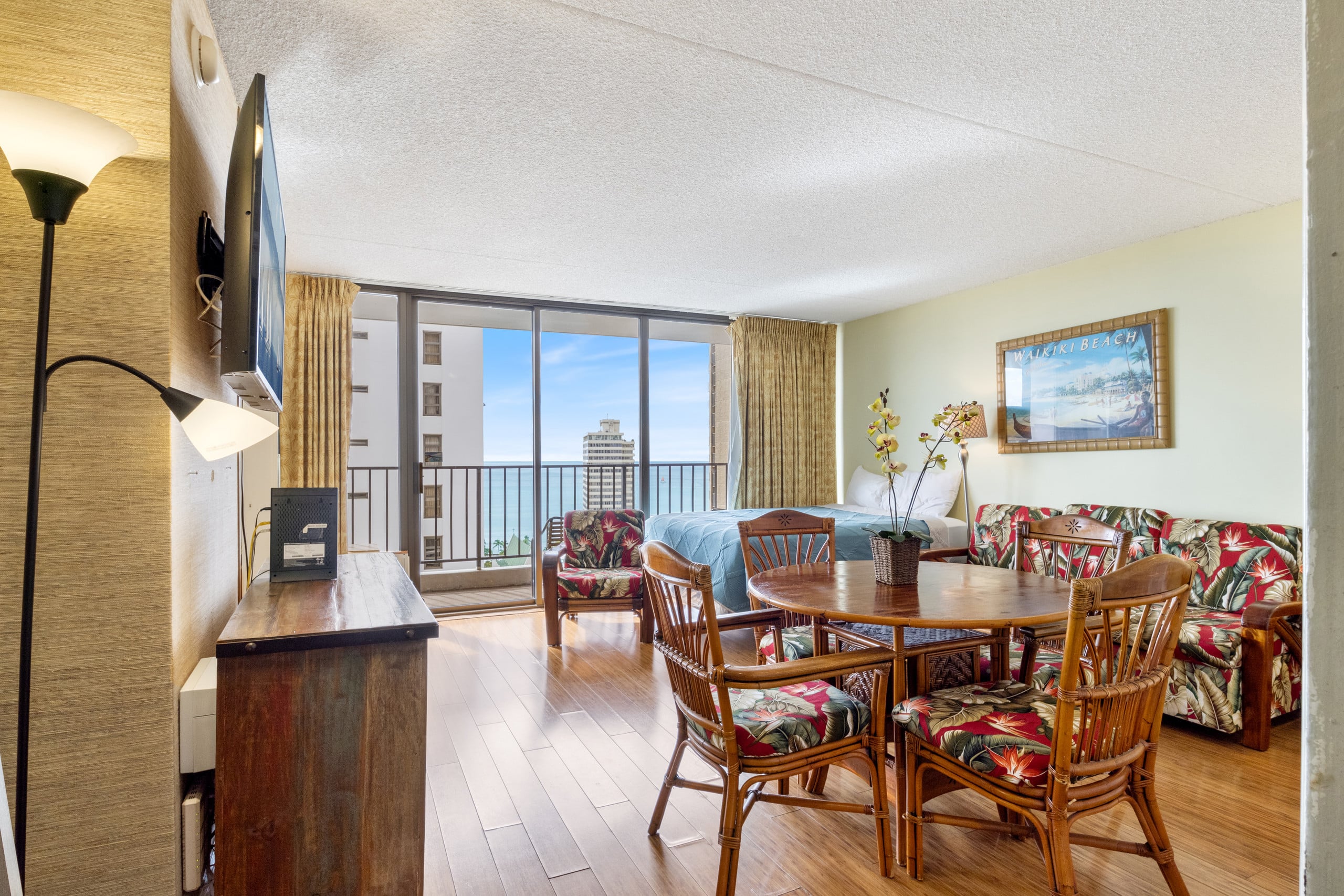 Condo in Honolulu · ★4.62 · 1 bedroom · 3 beds · 1 private bath - Image 2