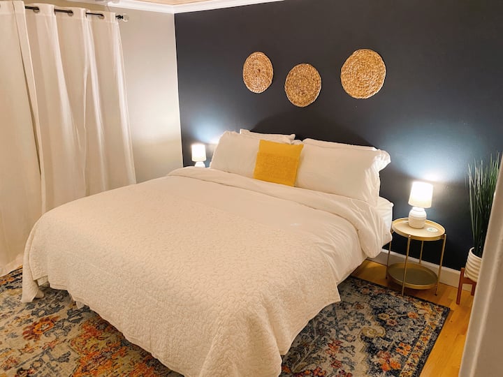 Modrá izba - s manželskou posteľou King, inteligentnou televíziou, bezdrôtovou nabíjacou stanicou pre telefón, zariadením s bielym šumom, množstvom priestoru v skrini a pohodlnou posteľnou bielizňou.