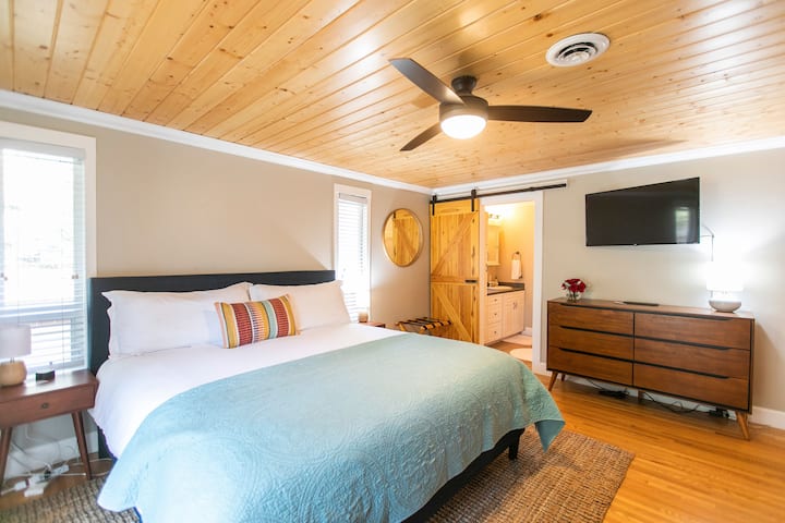 Primárna spálňa - s manželskou posteľou, inteligentnou televíziou, bezdrôtovou nabíjacou stanicou pre telefón, zariadením s bielym šumom a vlastnou kúpeľňou s toaletou. 