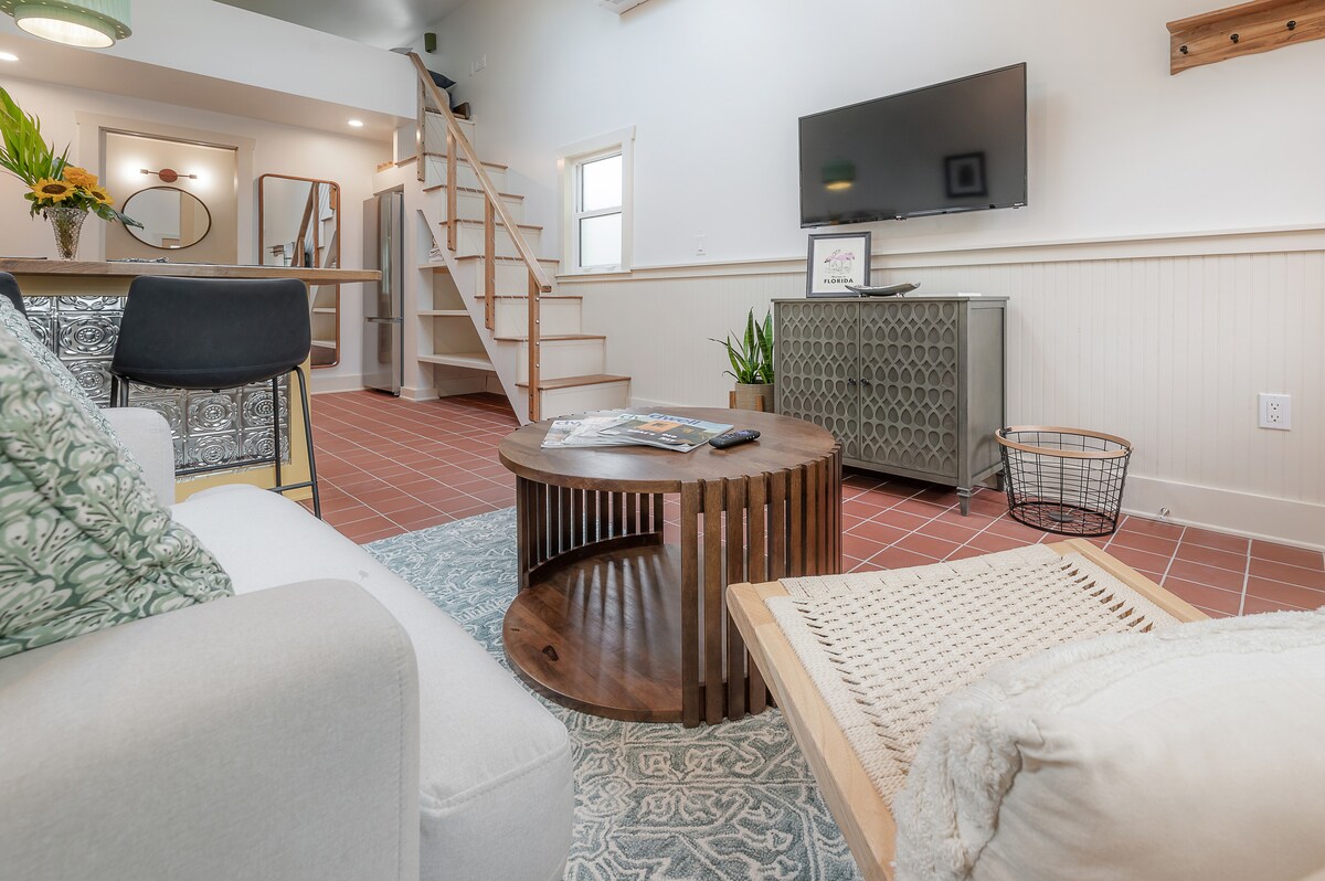 Top Airbnb: Cozy Tropical Guesthouse for Two in Riverside Heights