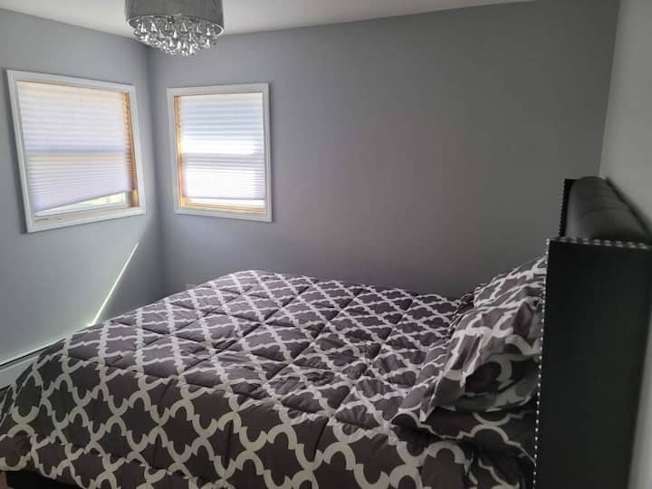 Двойни килери, красиво осветление и много светлина, преминаваща през прозорците.