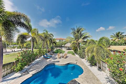 *Seaside Retreat* Canal Home W/ Heated Pool