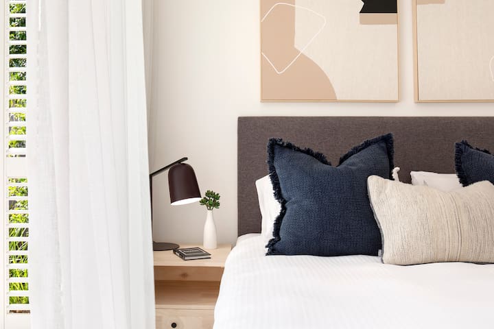 Stylish Pad, Ocean Views, Walk to Hastings Street