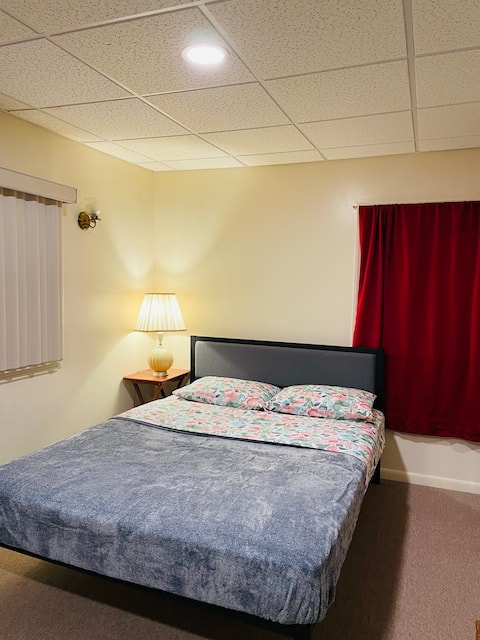 Deluxe private room with a queen bed in Hollis.