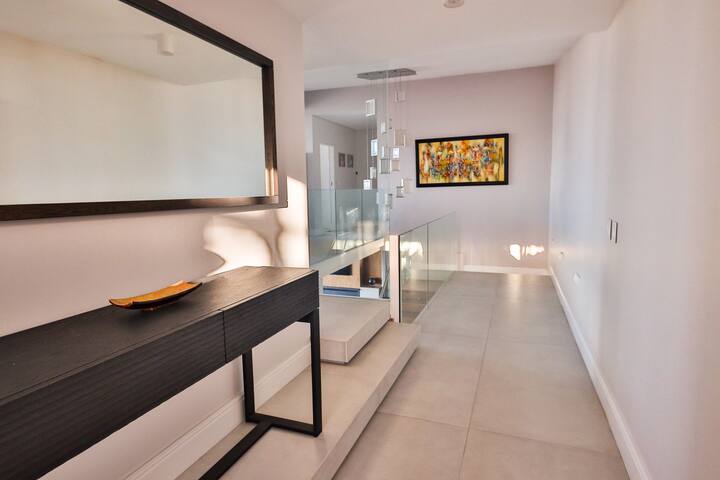 Spectacular, perfectly located 5bedroom city villa gallery image 3