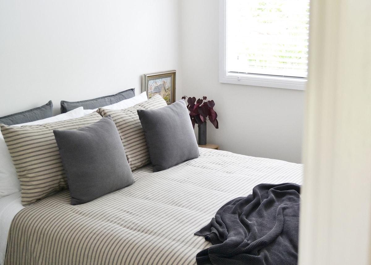 Dormitorio tamaño queen con baño privado.