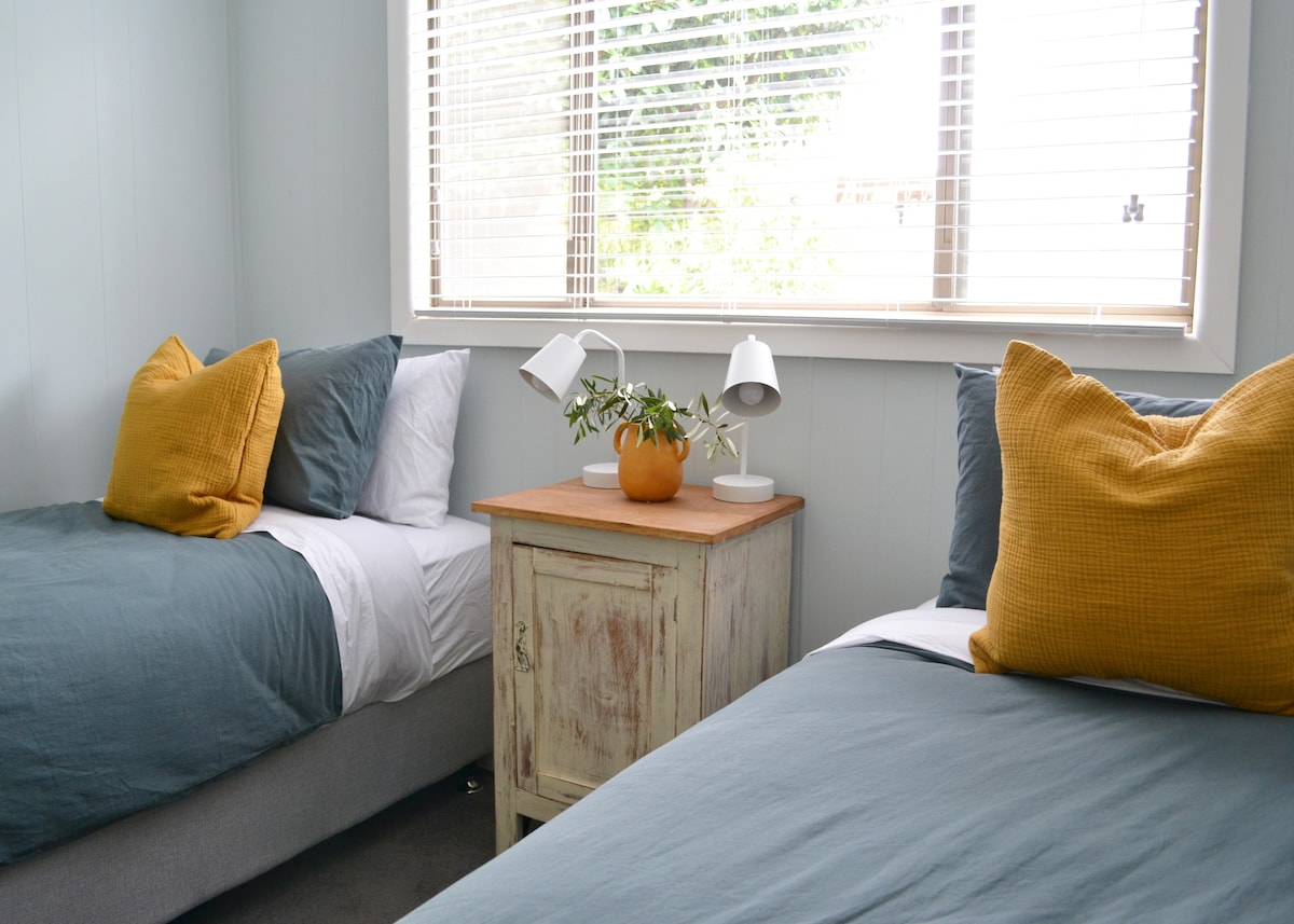 Dormitorio individual con baño adyacente