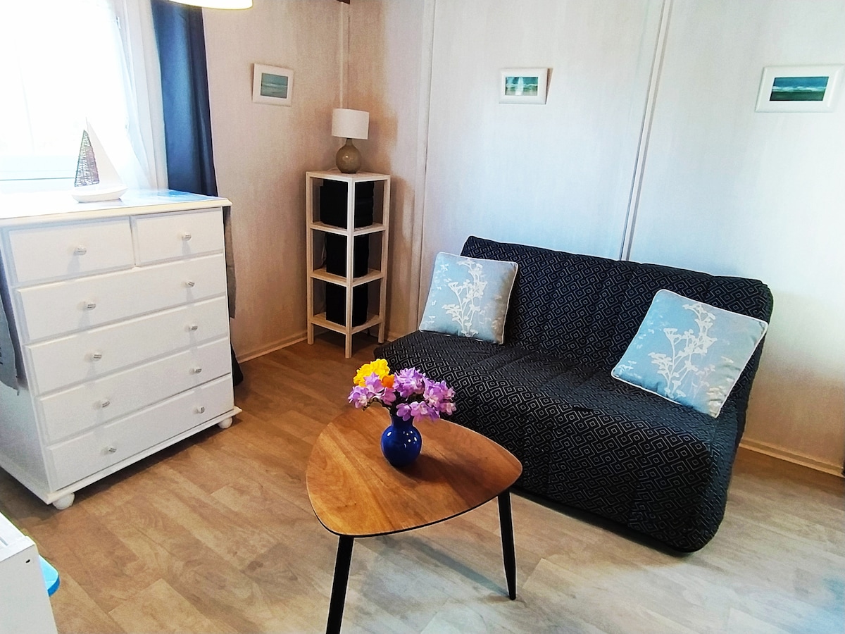 Popular Airbnb listing: "Beau Rivage" cottage, sea view and waterfront in Trébeurden