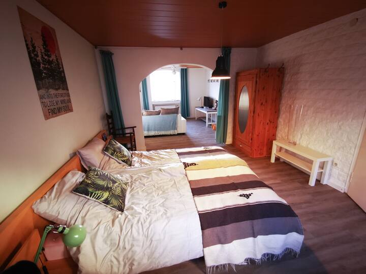 Slaapkamer, ouderwetse luiken voor de ramen aan de binnenzijde.
Het bed is 1.80 breed en voorzien van fijne matrassen.