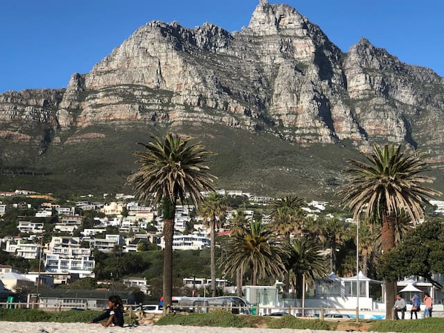 ORIGINAL, WOODEN COTTAGE 2 MIN WALK to CB BEACH!