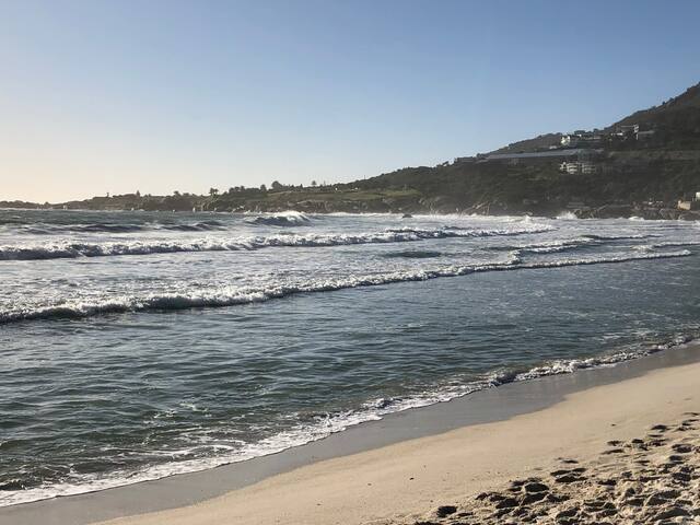 ORIGINAL, WOODEN COTTAGE 2 MIN WALK to CB BEACH! gallery image 2