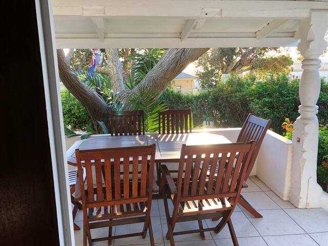 ORIGINAL, WOODEN COTTAGE 2 MIN WALK to CB BEACH! gallery image 5