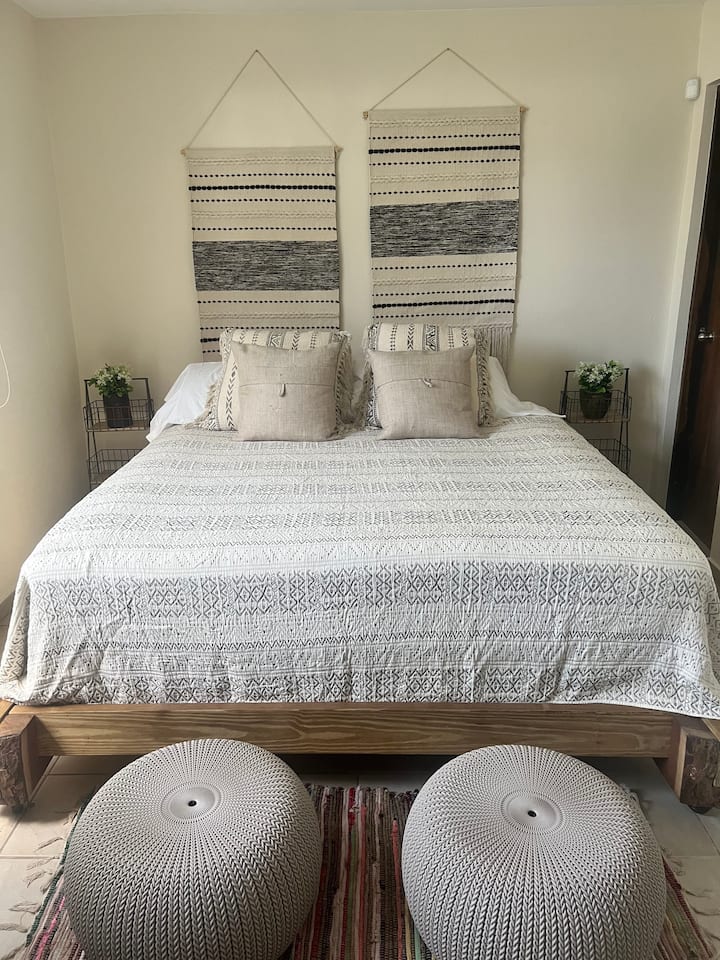 Главна спална соба со брачен кревет (
широк 180 