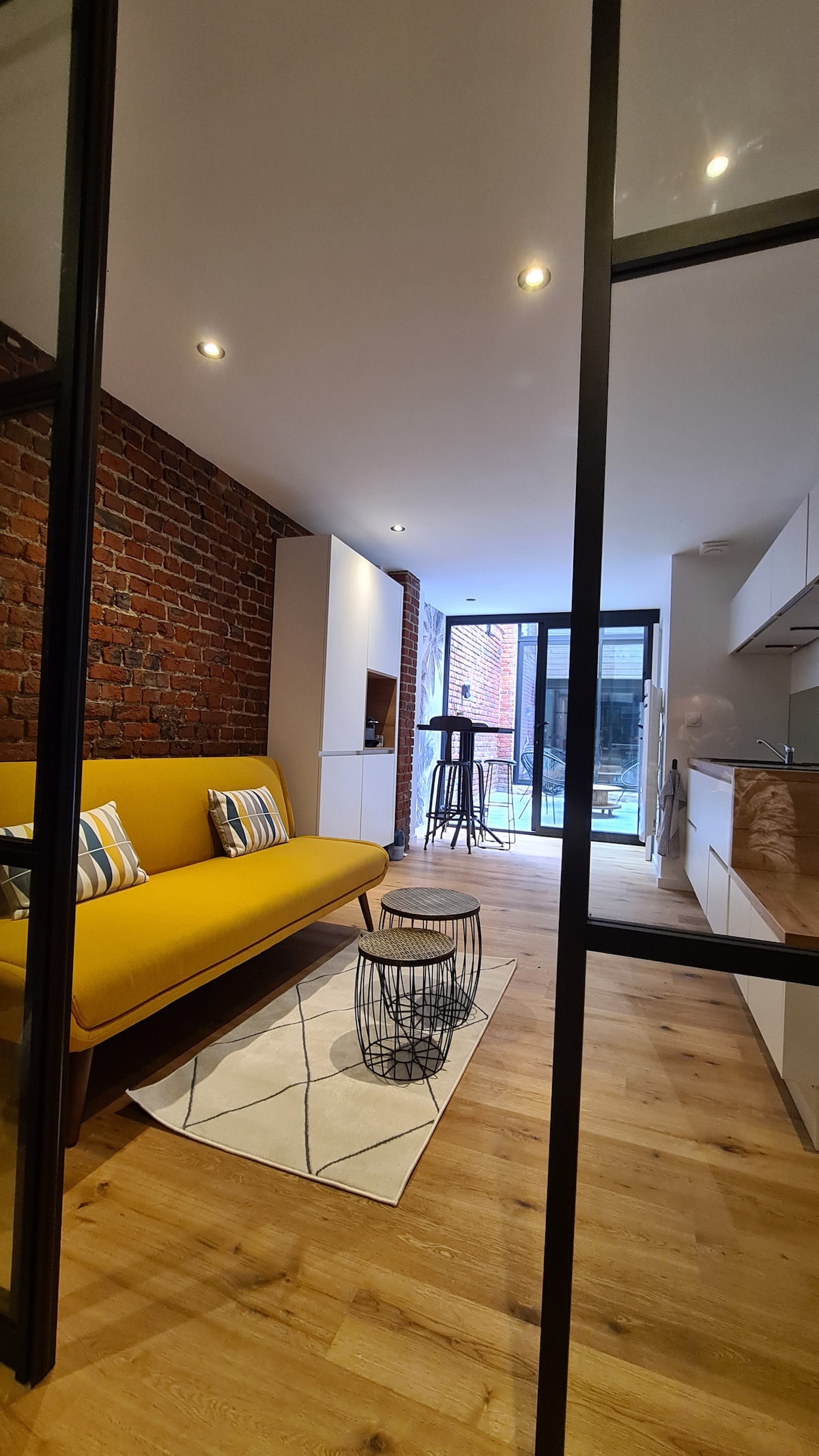 Popular Airbnb listing: Independent studio with a terrace in Fives