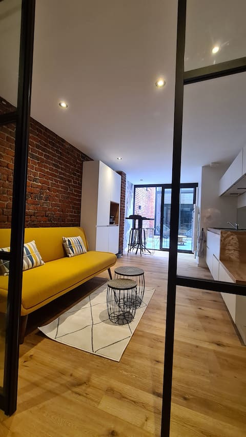 Popular Airbnb listing: Independent studio with a terrace in Fives