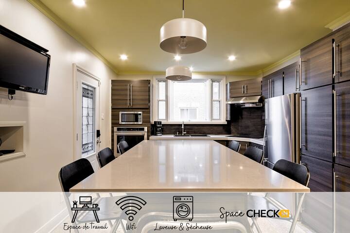 Maison De Couleur | Métro | AC | Stationnement gallery image 3