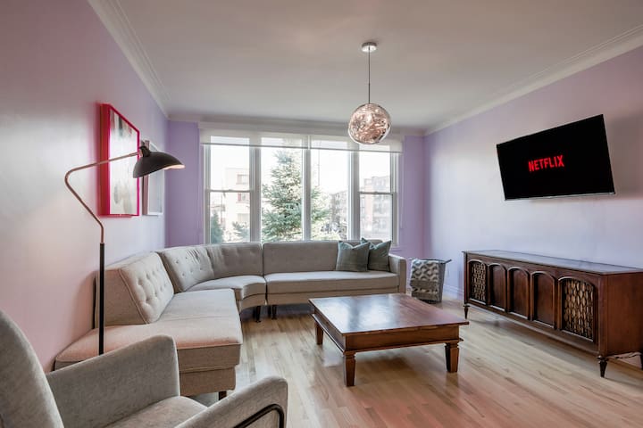 Maison De Couleur | Métro | AC | Stationnement