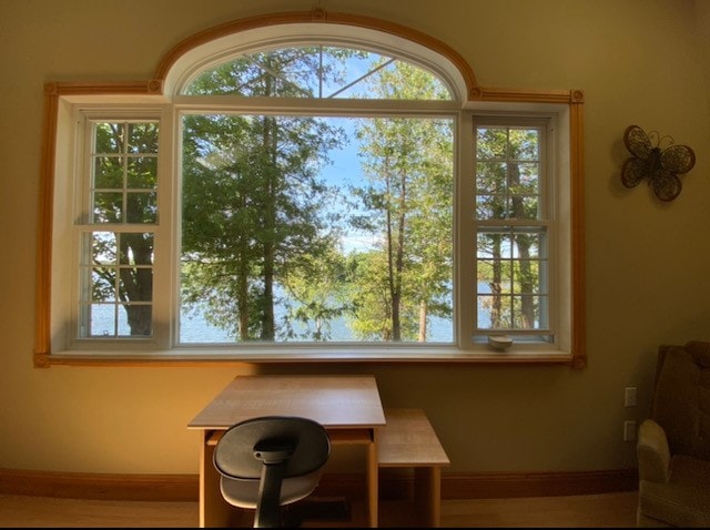 Pamje nga dritarja e dhomës kryesore të gjumit të lumit Trent 