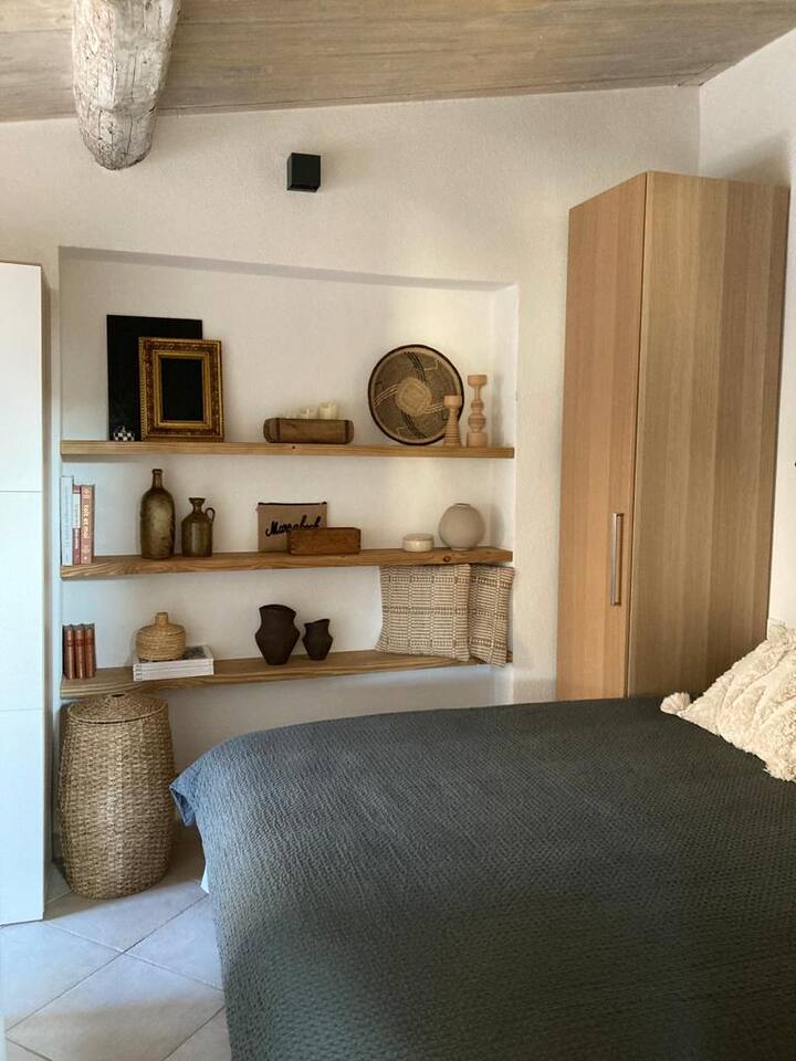 חדר שינה נפרד עם מיטה זוגית (קינג סייז)