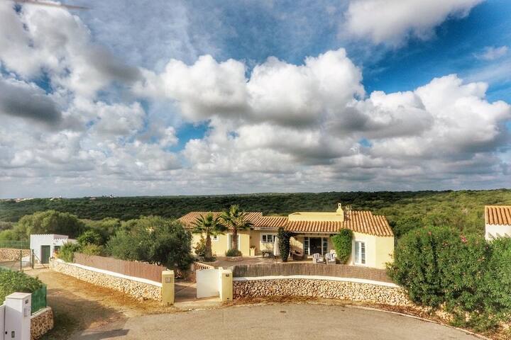 Charmante Villa mit grossem Pool & Dachterrasse