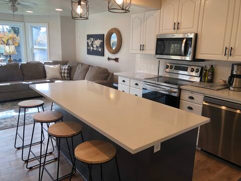Cheerful 6 bedroom home close to the mountains.