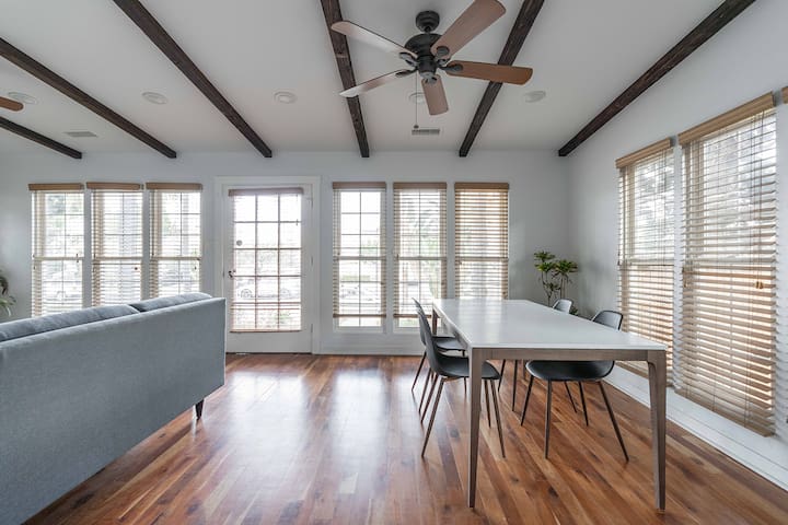 Groups Multi Unit 8BR/7BA, walk to beach & shops gallery image 3