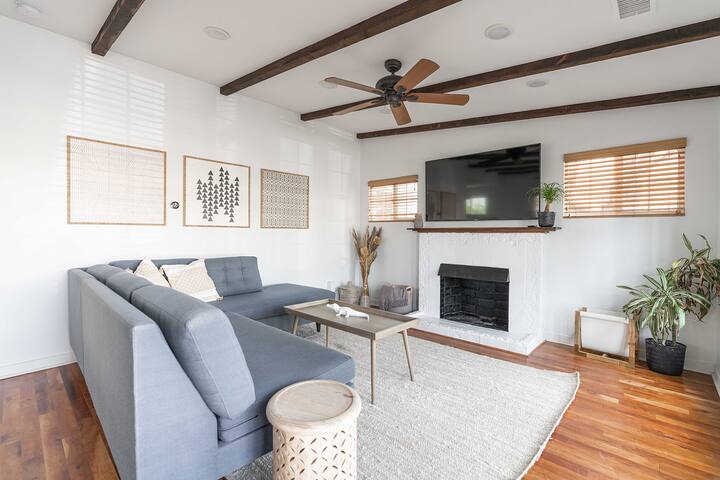 Groups Multi Unit 8BR/7BA, walk to beach & shops gallery image 2