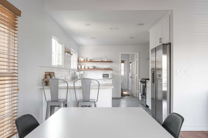 Groups Multi Unit 8BR/7BA, walk to beach & shops gallery image 4