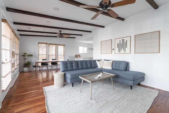 Groups Multi Unit 8BR/7BA, walk to beach & shops