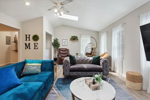 Family Retreat: Sparkling Pool & Relaxing Deck